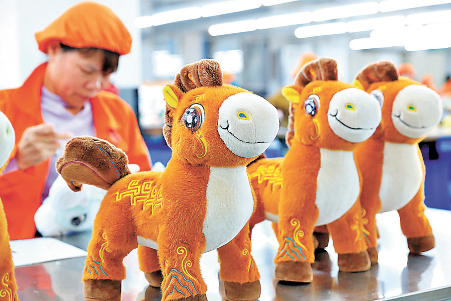 ●國風潮玩在海外更具辨識度。圖為港資玩具企業東莞皓奇樂文化產業公司正馬力全開生產馬年生肖玩偶。 香港文匯報東莞傳真