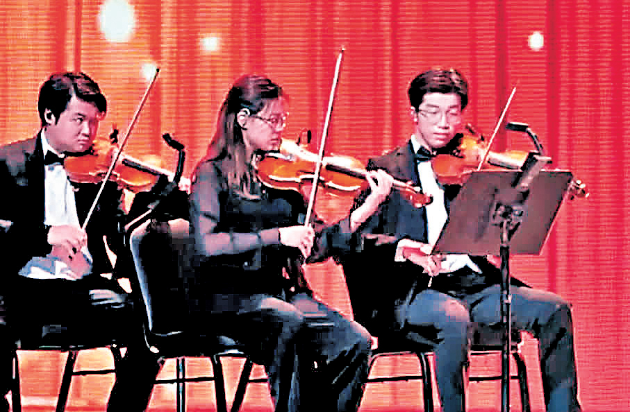 ●李靖甫（右）在2025年國慶文藝晚會中，演奏跨界作品《粵劇幻想曲》。 李家超Fb片段截圖