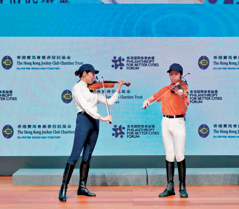 ●李靖甫和姚珏一同在香港國際慈善論壇表演。 受訪者供圖