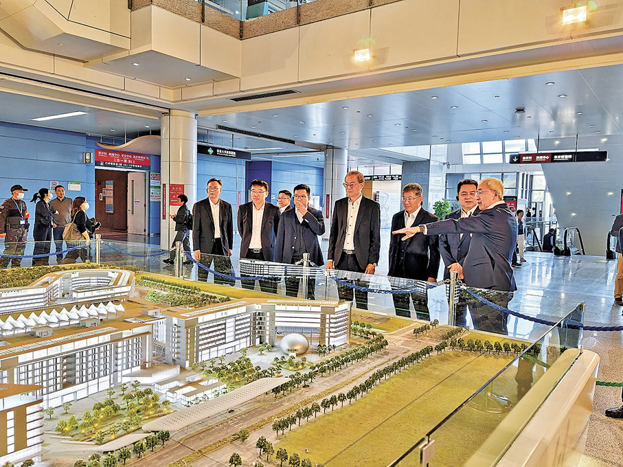 ●醫務衞生局局長盧寵茂在香港大學深圳醫院調研跨境醫療措施的實際使用情況。香港文匯報記者郭若溪  攝