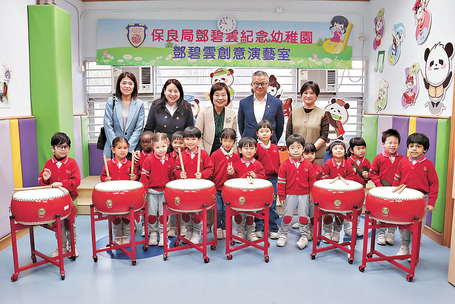 ●蔡若蓮（後排中）於新年前夕到訪大埔多所幼稚園。 