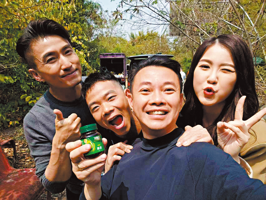 ●（左起）陳山聰、林子善、文偉鴻與劉佩玥老友鬼鬼。      受訪者供圖