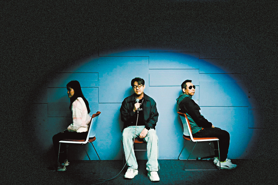 ●羅啟豪與視障員工閉目合唱 。  大會供圖