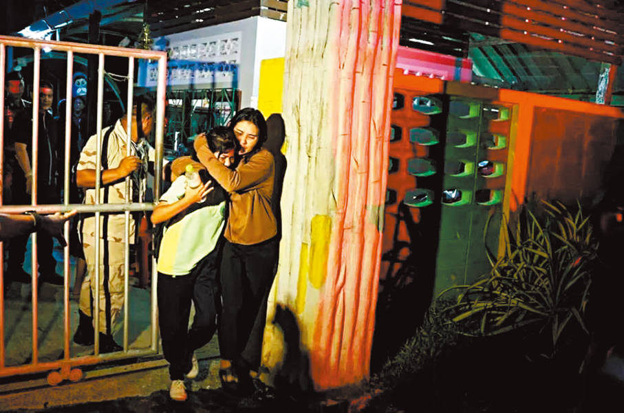 ●一名女子從校園撤離。 路透社