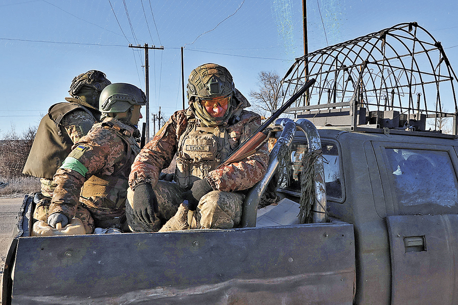 ●烏軍在扎波羅熱前線執行任務。  美聯社