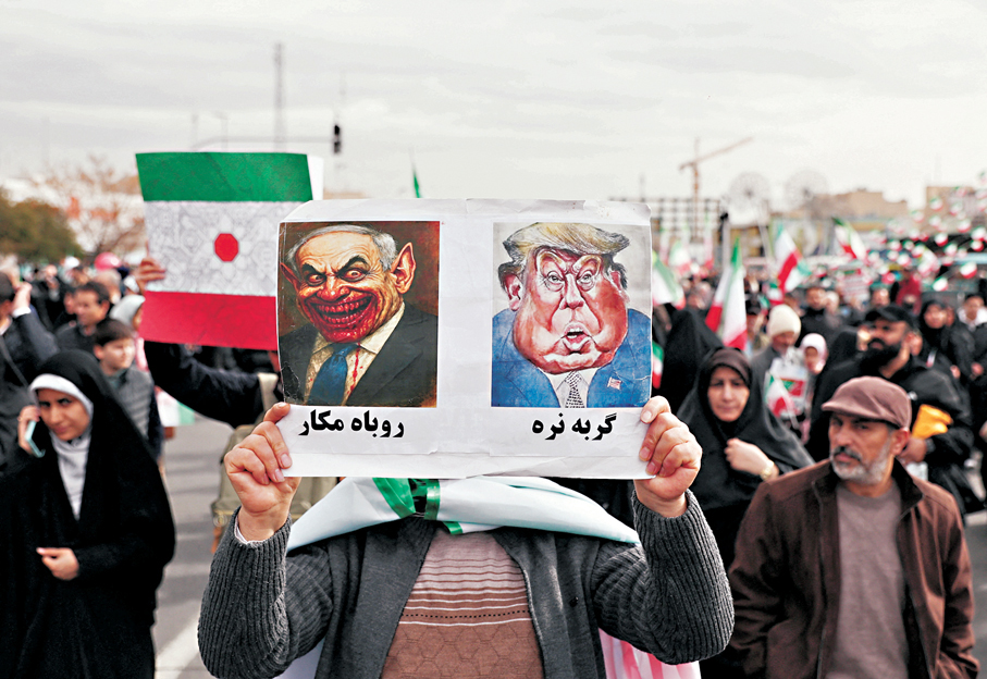 ●伊朗民眾舉着一張諷刺特朗普和內塔尼亞胡的漫畫。 路透社