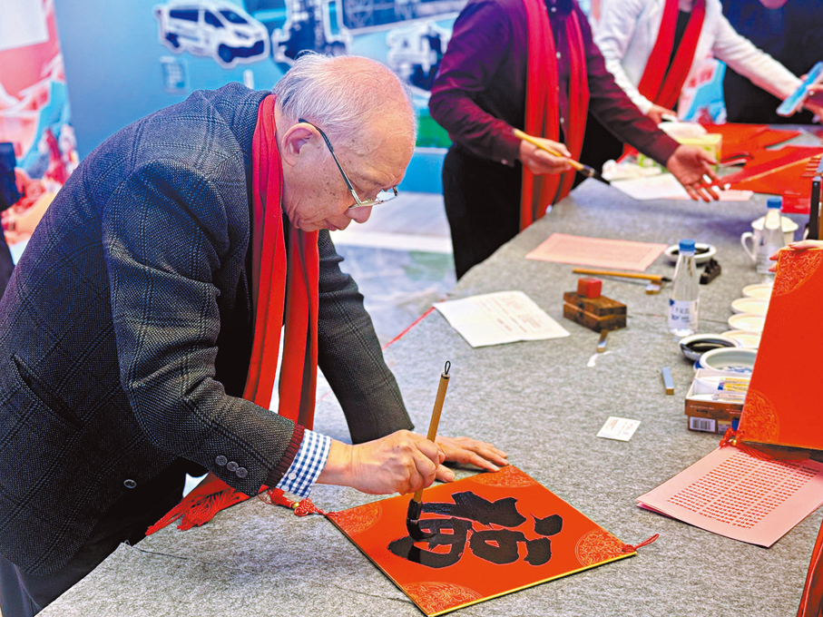 ●梁君度正在書寫「福」字。