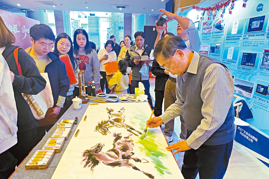 ●葉金城正在創作駿馬圖。