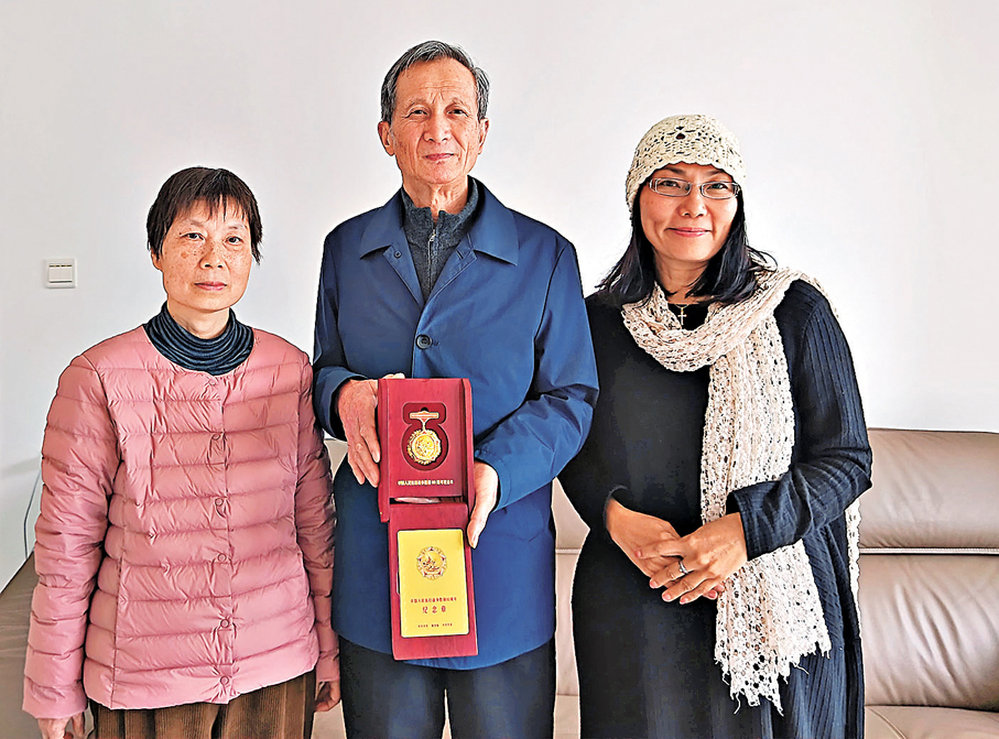 ●作者與王金生、林紅斌夫婦合影。作者供圖