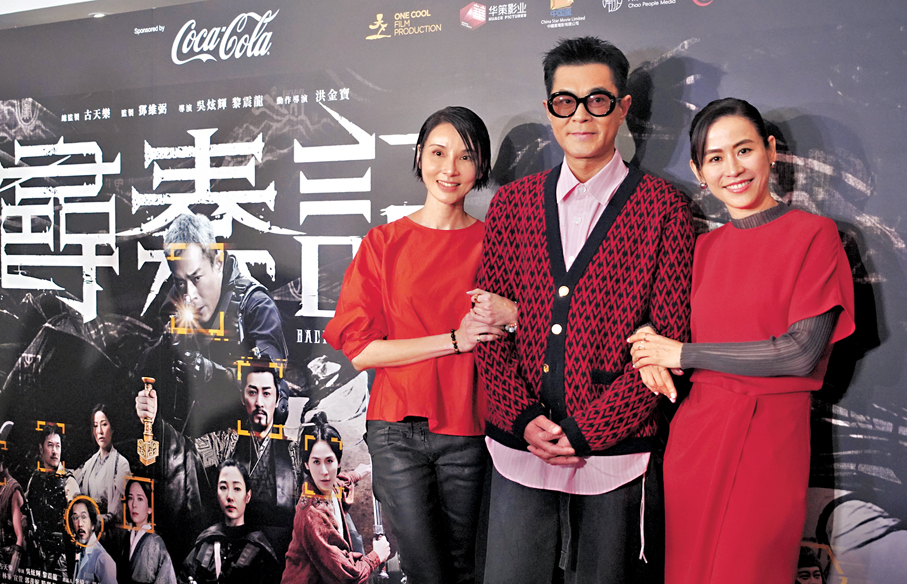 ●古天樂(中)獲兩美女宣萱(右)和雪兒挽手相伴合影。  香港文匯報記者曾興偉 攝