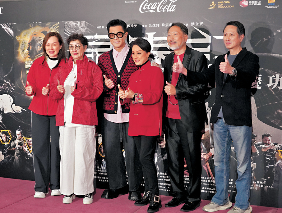 ●已退出演藝圈的劉嘉龍（右一）前晚亦有驚喜現身。  香港文匯報記者曾興偉 攝