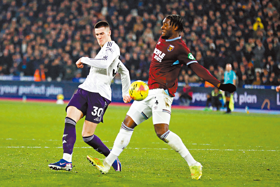 ●施斯高（左）尾段妙射助曼聯搶回一分。  法新社