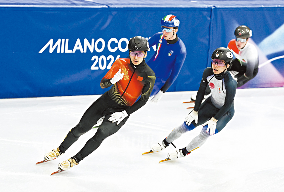 ●劉少昂（左一）在衝線後。  新華社