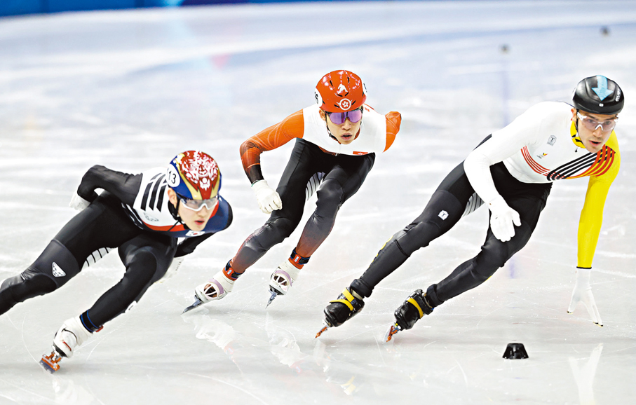 ●郭子峰（中）在比賽中。  新華社