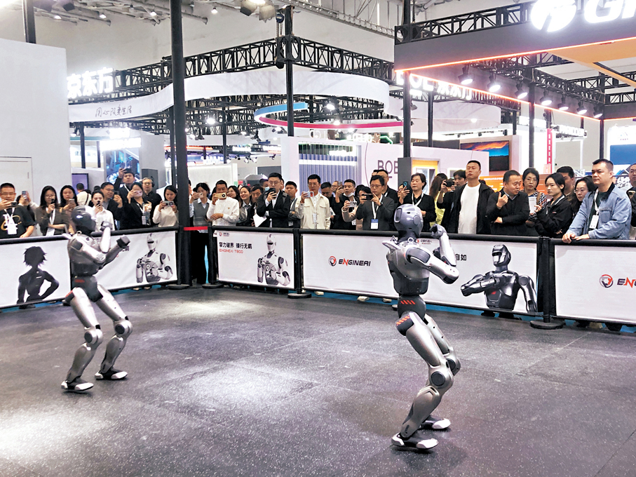 ●多地相繼設立獨立履職的「超常規機構」—人工智能發展局。圖為具身智能機器人在珠海面向觀眾表演。 香港文匯報珠海傳真