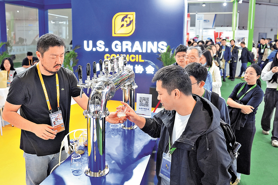 ●專家表示任何交易都必須建立在平等尊重、互利共贏的基礎上。圖為第八屆進博會農食產品展區，觀眾在美國穀物協會展台排隊品嘗啤酒。 資料圖片