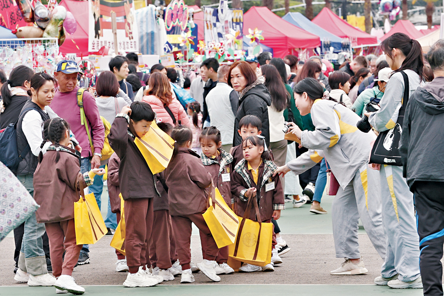●小朋友開心行年宵。香港文匯報記者萬霜靈  攝