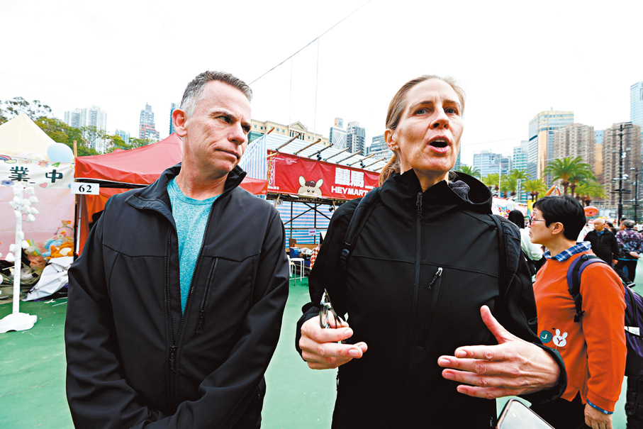 ●澳洲遊客Caroline（右）認為香港年宵市場過年氣氛濃厚。香港文匯報記者萬霜靈  攝