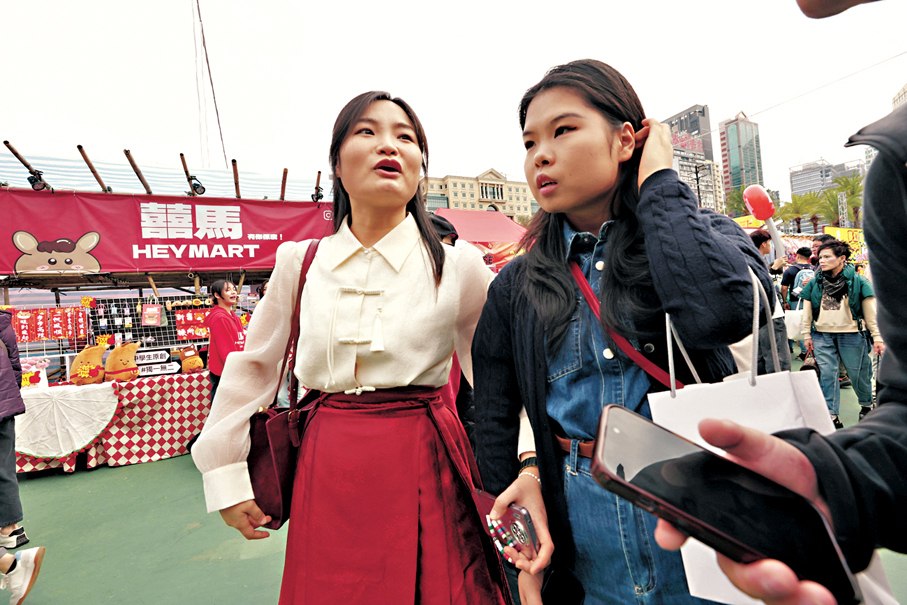●來自西安的馬小姐（左）計劃到海邊看看，碰巧看到年宵市場便進來遊覽，感到相當驚喜。香港文匯報記者萬霜靈  攝