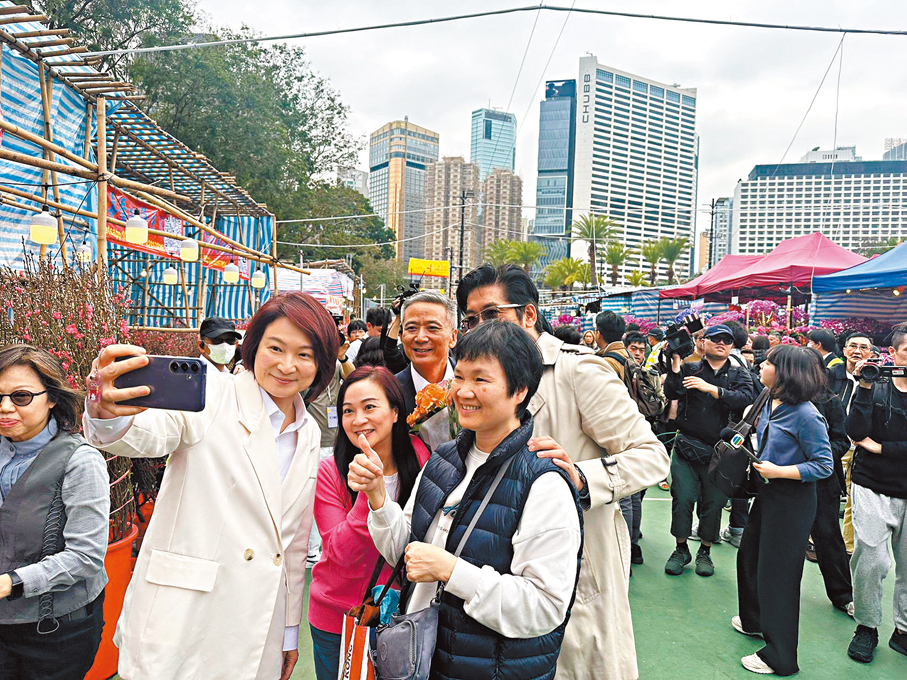 ●不少市民主動與立法會主席李慧琼等人合照。香港文匯報記者黃子龍  攝