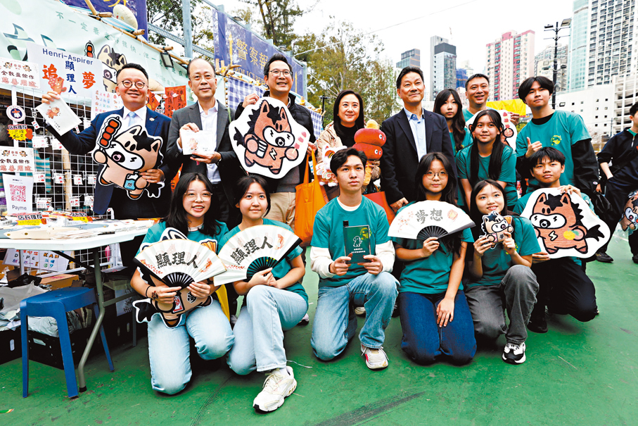 ●多位立法會議員購買文創產品，鼓勵青年創業。香港文匯報記者萬霜靈  攝