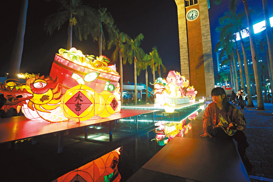 ●小女孩靜靜欣賞尖沙咀元宵綵燈。香港文匯報記者郭木又  攝