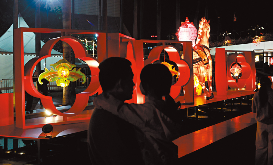 ●爸爸帶女兒欣賞尖沙咀元宵綵燈。香港文匯報記者郭木又  攝