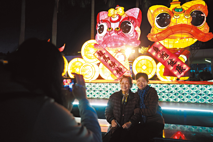 ●有市民帶家中老人賞燈，祈願長輩身體健康、龍馬精神。香港文匯報記者郭木又  攝