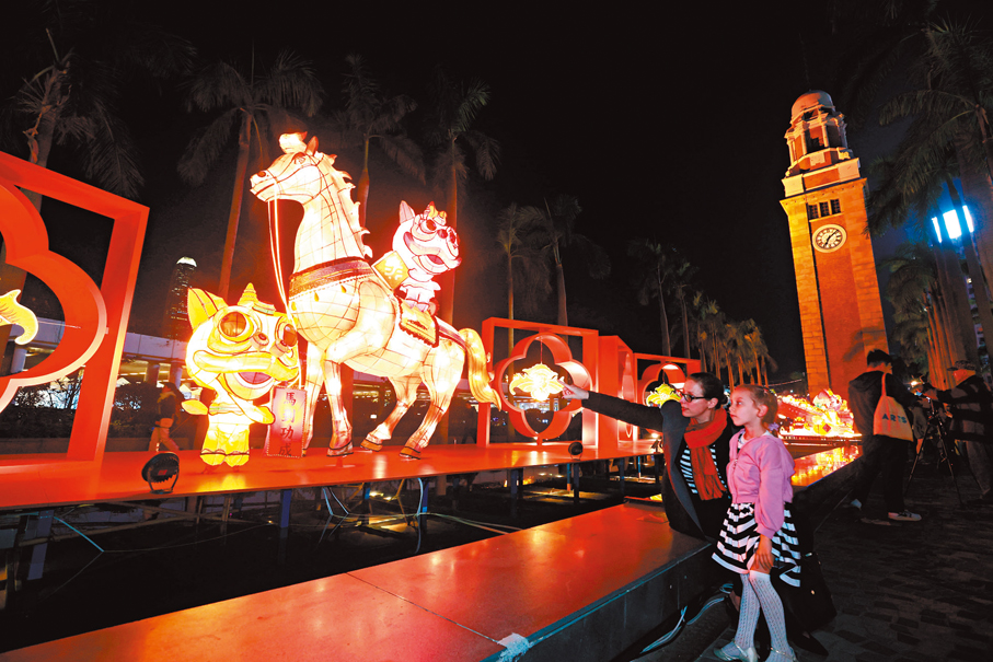 ●外國小朋友被尖沙咀元宵綵燈吸引。香港文匯報記者郭木又  攝