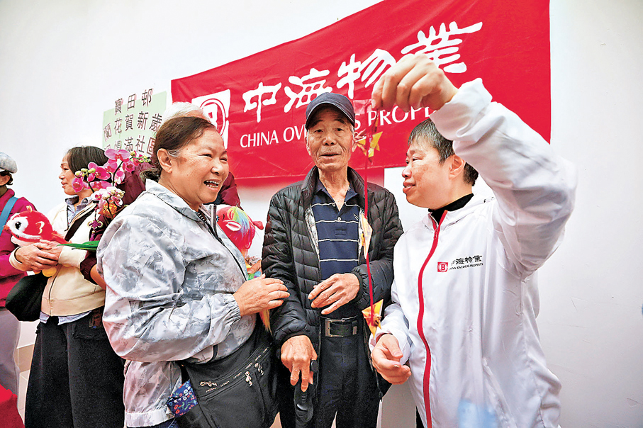 ●中海物業利用環保紙親手製作「年年有魚」掛飾。香港文匯報記者郭木又  攝