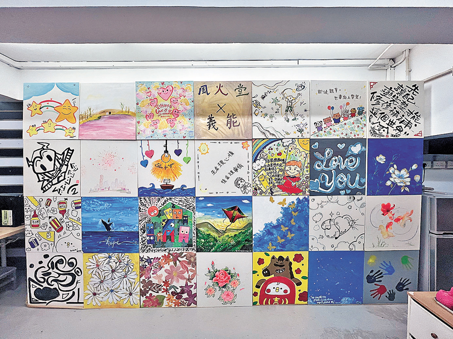 ●「宏福客廳」畫牆由數十張二手茶几製作而成，畫上不同畫作或祝福字句。香港文匯報記者李芷珊  攝