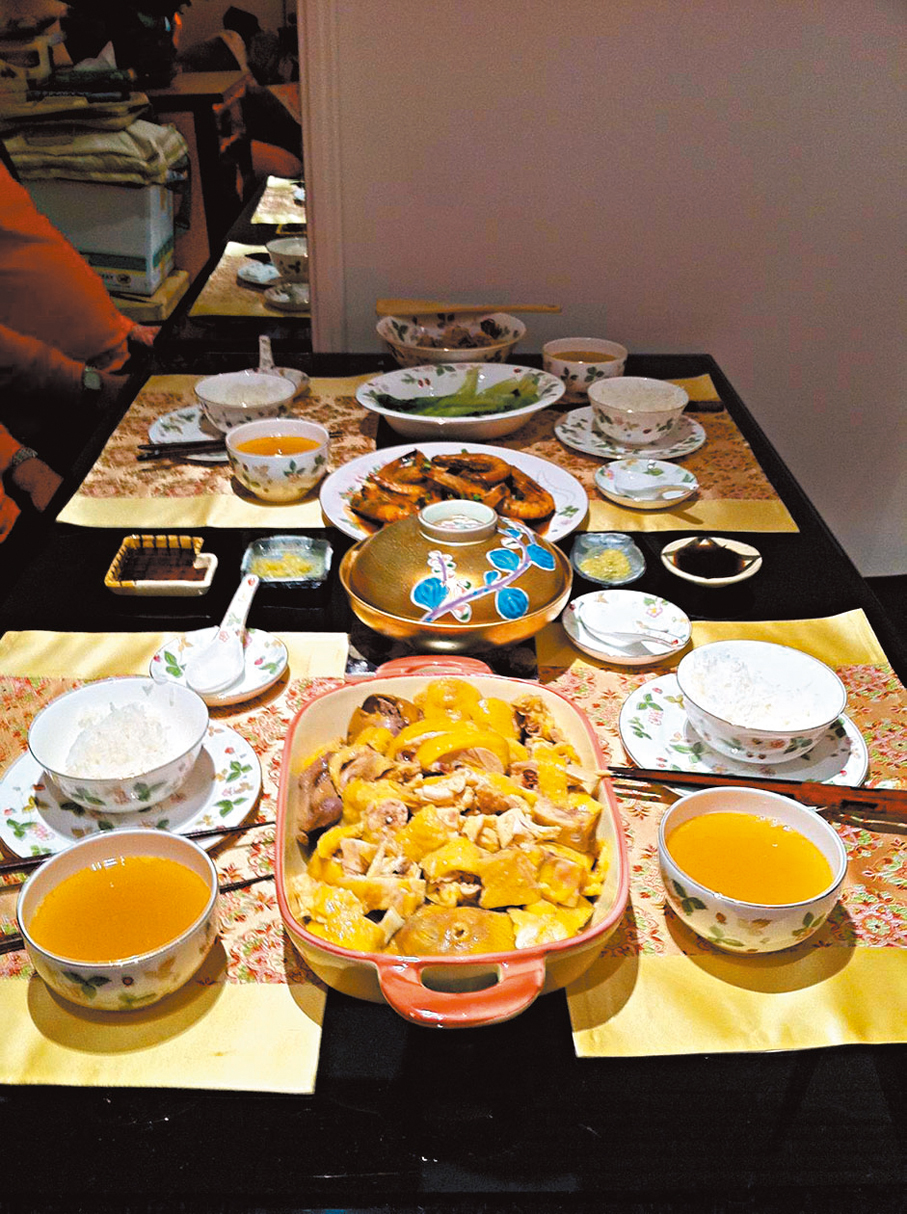 ●圖為2012年，羅淑佩和家人吃團年飯。受訪者供圖