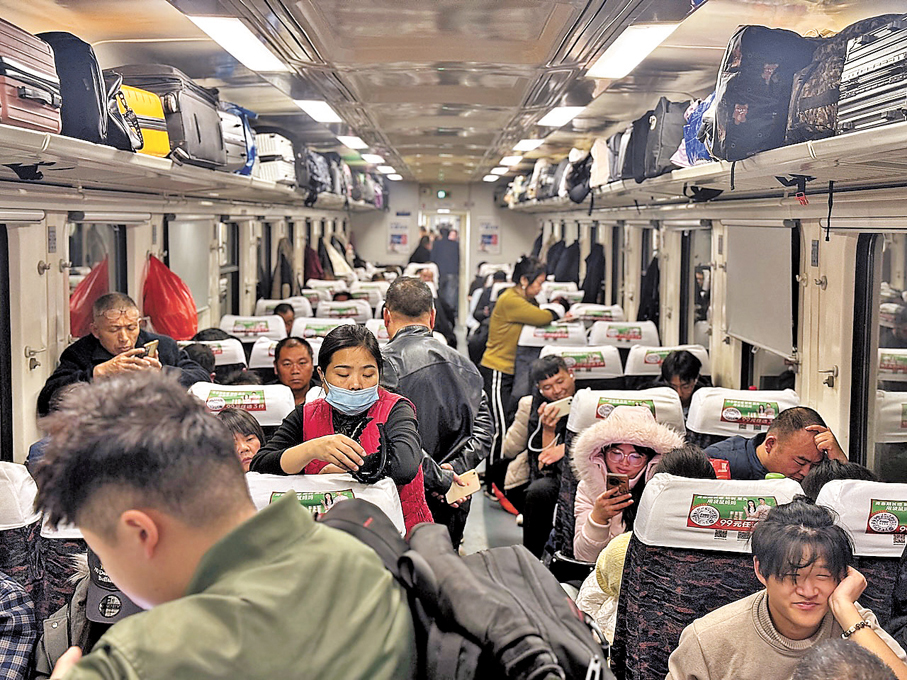 ●T370次列車的硬座車廂。