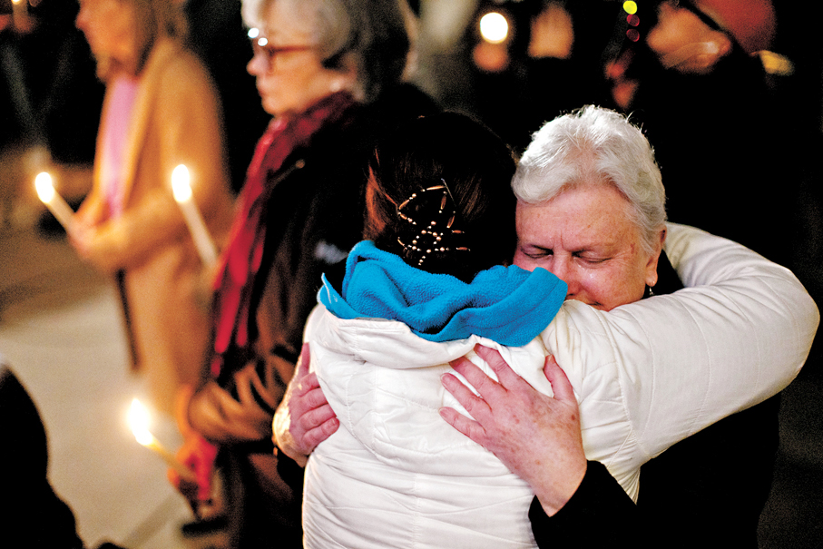 ●塔布勒嶺鎮民眾深感悲傷。美聯社