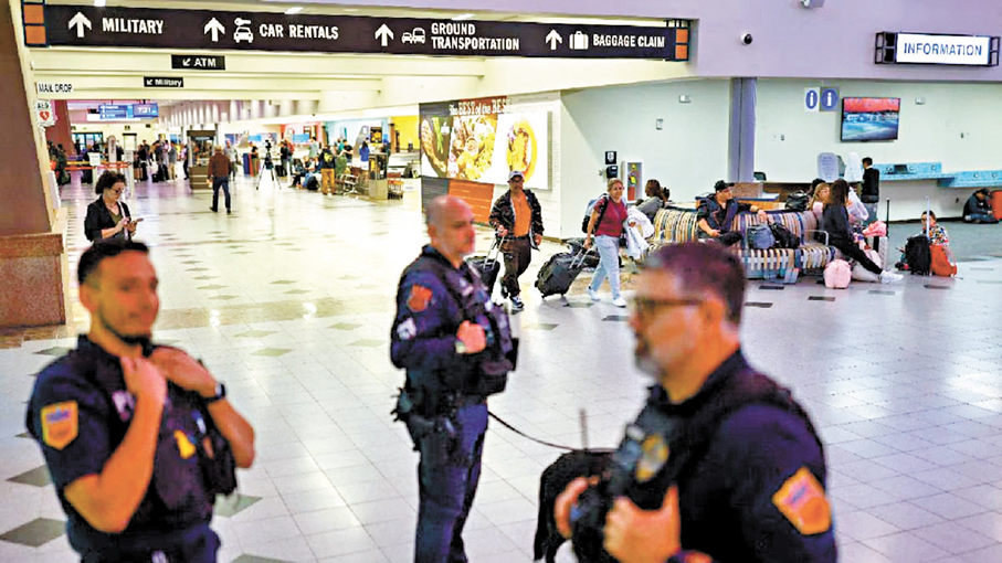 ●保安人員在埃爾帕索國際機場執勤。 路透社