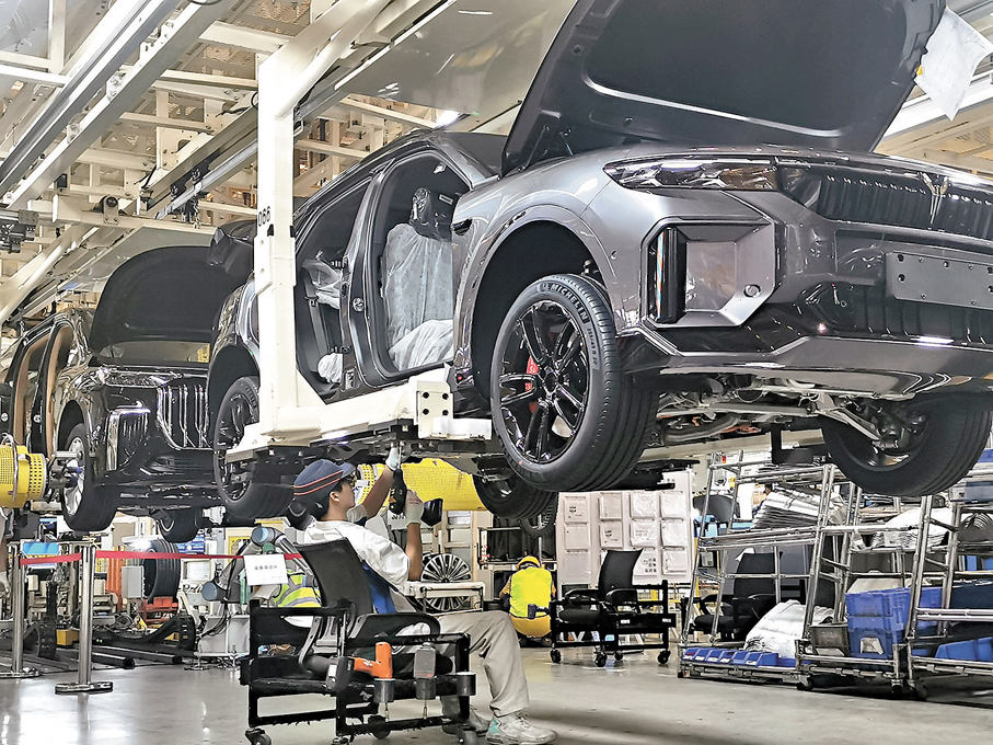 ●嵐圖在武漢的一處生產車間。香港文匯報記者張帥  攝