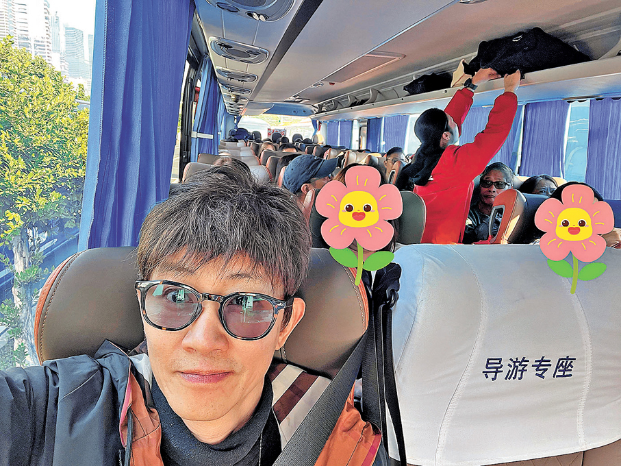 ●筆者攝於旅遊巴內。 作者提供