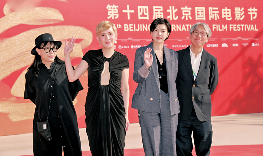 ●吳君如（左二）主演「首部劇情電影計劃」得獎作品《我談的那場戀愛》。 資料圖片