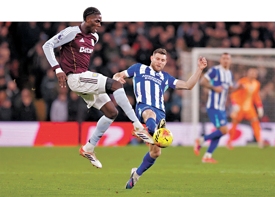 ●占士米拿（右）於英超第653次出賽，追平加里夫巴利的歷史紀錄。 路透社