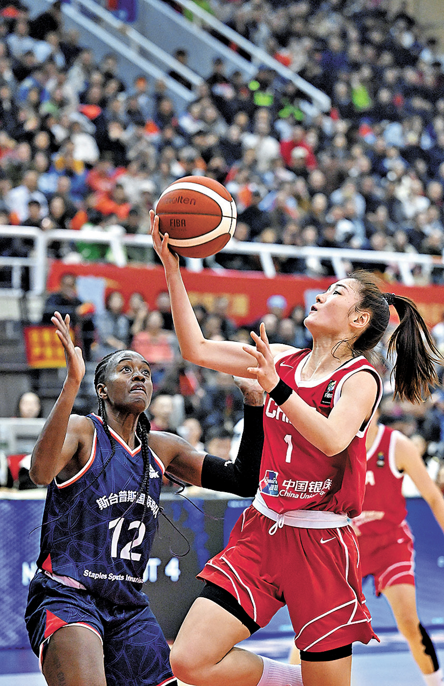 ●中國女籃（紅衫）大勝國際女籃聯隊。 新華社