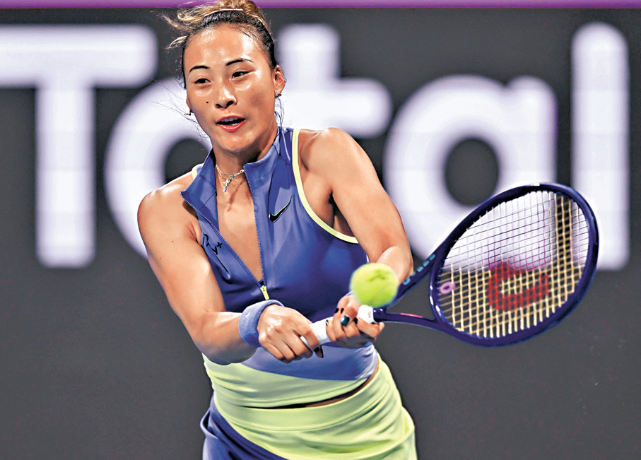 ●鄭欽文於WTA多哈站不敵新科澳網冠軍萊巴金娜。 新華社