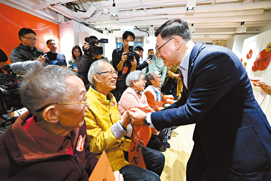 ●李家超在救世軍油麻地長者社區服務中心向長者贈予新春福袋，並送上關懷和問候，同慶新春。看到多位「老友記」精神奕奕、頭腦靈活，李家超非常欣慰。 李家超Fb圖片