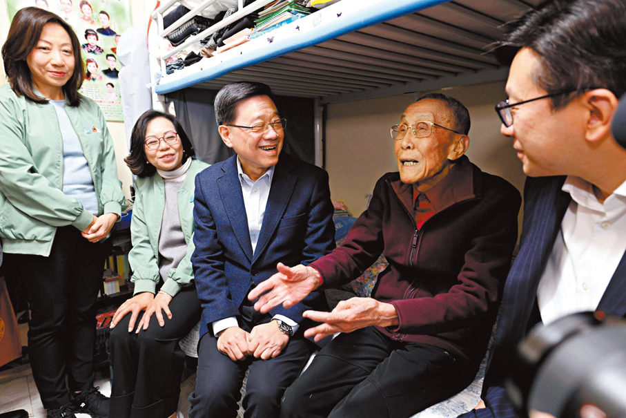 ●李家超在駿發花園首先探訪獨居的坤叔。 李家超Fb圖片