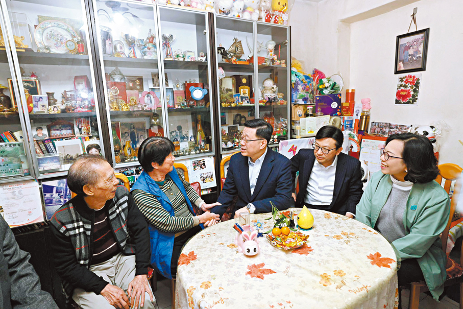 ●李家超探訪駿發花園的一對長者夫婦彩姐和關先生。 李家超Fb圖片
