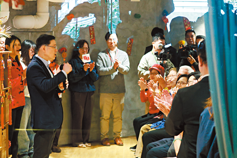 ●李家超與長者們一同高唱新年經典曲目。香港文匯報記者北山彥  攝