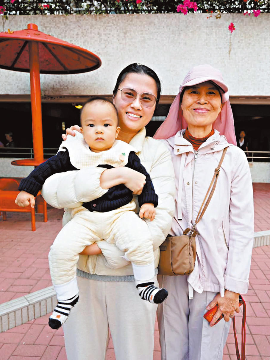 ●黃小姐（中）、寶寶「誠誠」（左）。香港文匯報記者黃子晉  攝
