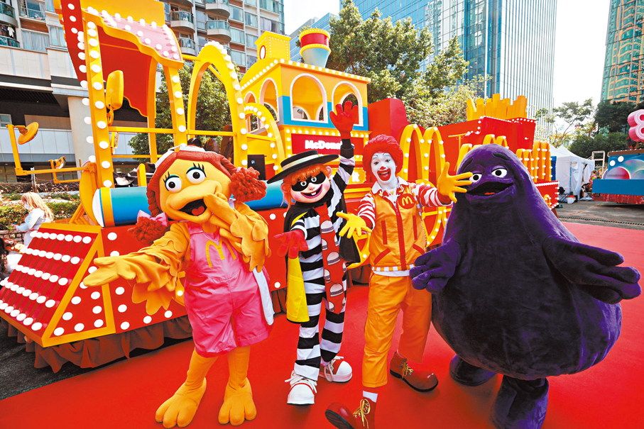 ●香港麥當勞首次參加花車巡遊，經典角色麥當勞叔叔、滑嘟嘟、小飛飛以及漢堡神偷亦會隨車展示。 香港文匯報記者郭木又  攝