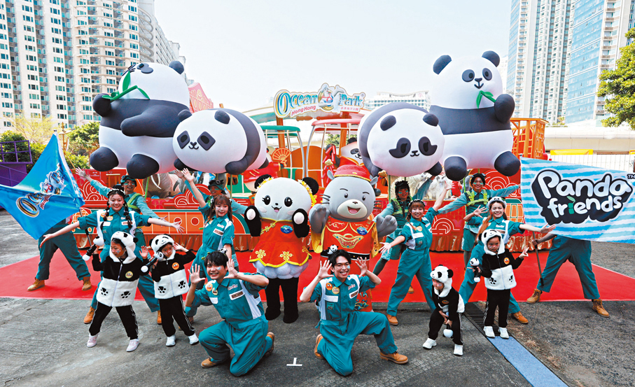 ●香港海洋公園花車今年以「『熊』運豐收迎馬年」為主題。 香港文匯報記者郭木又  攝