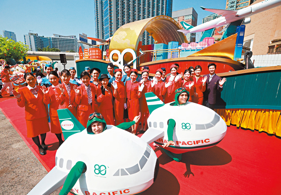 ●國泰花車以「同心飛躍八十周年」為主題。香港文匯報記者郭木又  攝