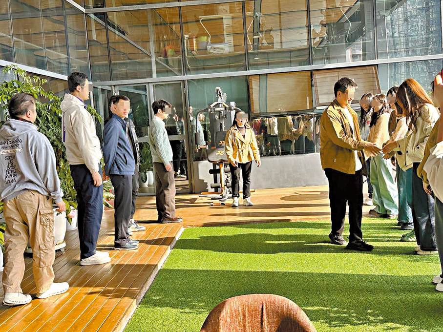 ●男女輪流握手打招呼「破冰」。 受訪者供圖